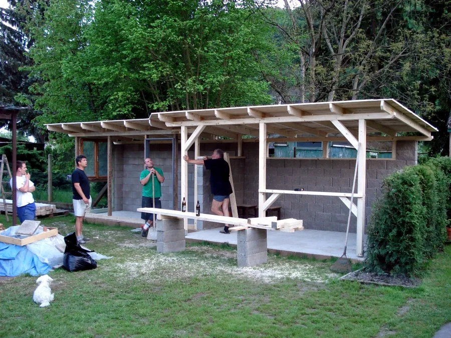 Dřevěná pergola u zahradní chaty