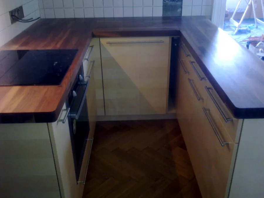 Kuchyňská linka do tvaru U s tmavou pracovní deskou
