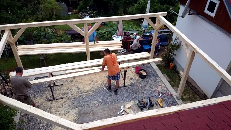 Rozestavěná dřevěná pergola u chaty